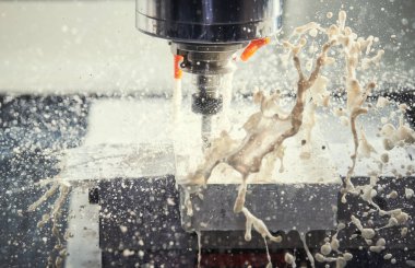 Öğütme metal işleme işlemi. Endüstriyel Cnc metal dikey değirmen tarafından işleme. Soğutma ve yağlama