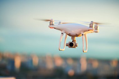 digital fotoğraf makinesi ile akşam kent üzerinde uçan uçak