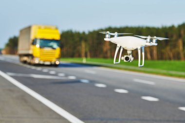 drone ve ulaşım. drone ile fotoğraf makinesi Otoban yol koşulları kontrol eder.