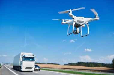 drone ve ulaşım. drone ile fotoğraf makinesi Otoban yol koşulları kontrol eder.