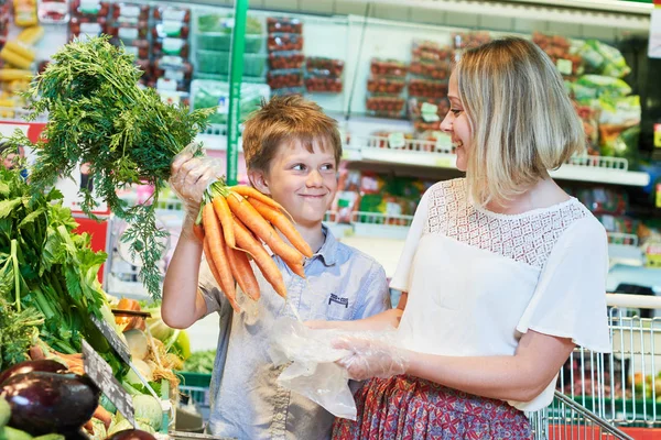 Family shopping in grocery store — Stock Photo, Image