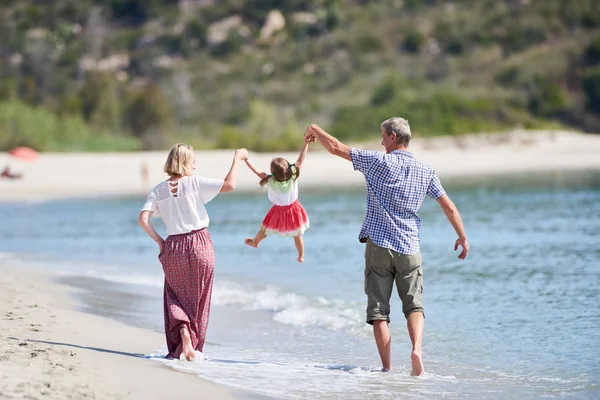 Family with little child on sea beach — Stock Photo, Image
