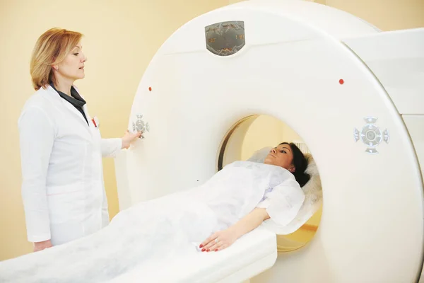 Prueba de resonancia magnética o tomografía computarizada en el hospital —  Fotos de Stock