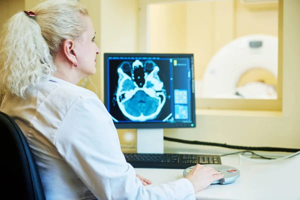Tomografia computerizzata o analisi del test MRI scanner — Foto Stock