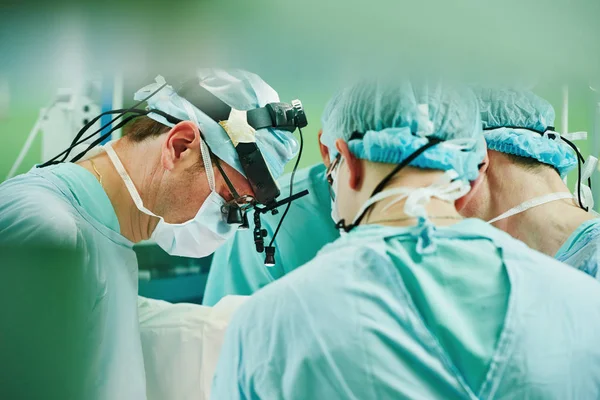 Sala operatoria di cardiochirurgia. chirurgo cardiaco maschile in ospedale — Foto Stock