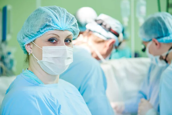 Enfermeira cirurgiã na sala de cirurgia infantil — Fotografia de Stock