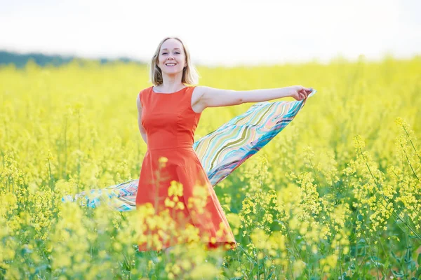 Primavera e liberdade. mulher no prado de sementes de colza amarela — Fotografia de Stock