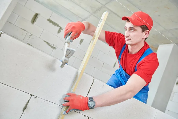 Afbakenen. metselaar muur installeren vanaf gesteriliseerde met autoclaaf belucht betonblokken — Stockfoto