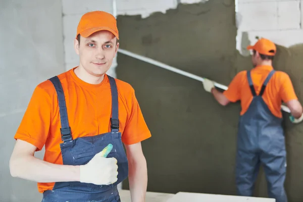 Gips service. Porträtt av manliga murare — Stockfoto