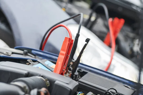 Automobilhilfe. Booster-Jumper-Kabel laden entladene Autobatterie — Stockfoto