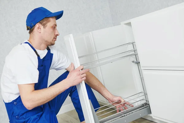 Instalação de conjunto de mobiliário de cozinha. Montagem gaveta prateleira — Fotografia de Stock