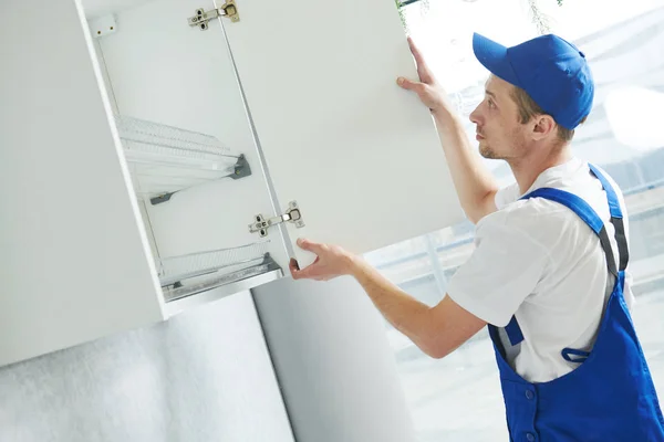 Keukenmeubilair instellen installatie hangende kast — Stockfoto