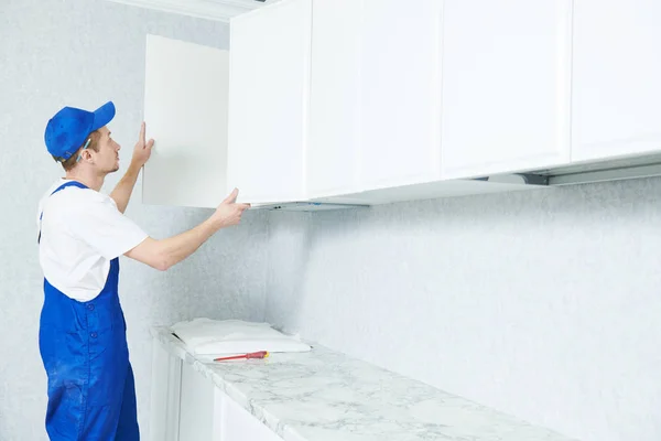 Instalación de muebles de cocina conjunto. gabinete colgante — Foto de Stock