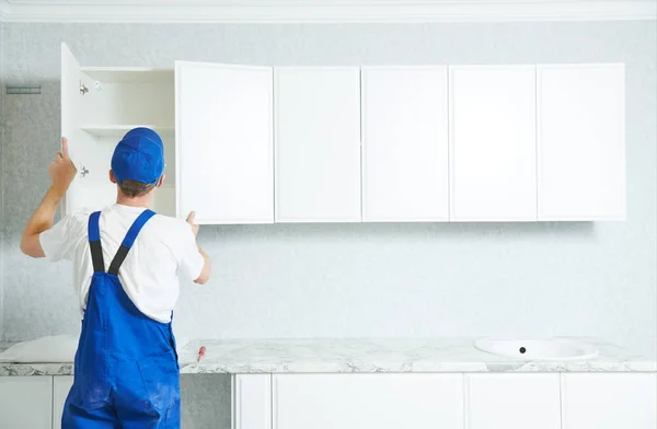 Kitchen furniture set installation. hanging cabinet — Stock Photo, Image