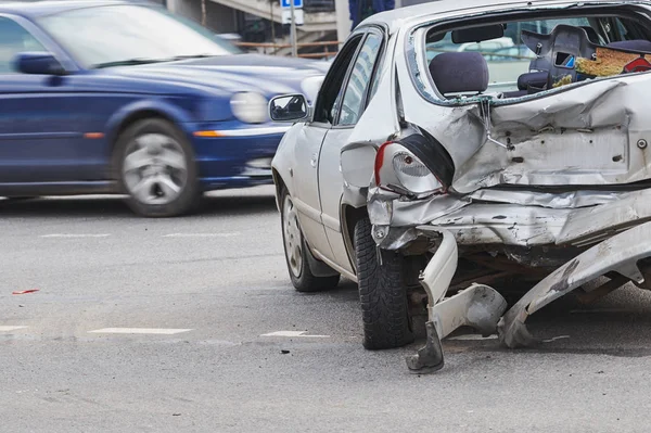 Autóbaleset az utcán, sérült autók a városi ütközés után — Stock Fotó