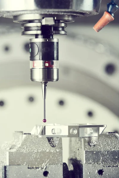 Controle de qualidade na máquina CNC de fresagem. Sensor de sonda de precisão em metalurgia industrial — Fotografia de Stock