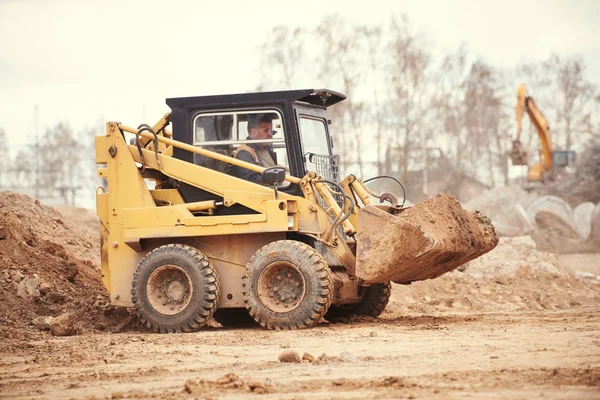 Mini skid steer yükleyici makine inşaat sahasında — Stok fotoğraf