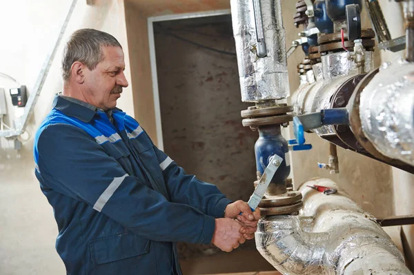 Ingeniero de calefacción de fontanería reparador en sala de calderas —  Fotos de Stock