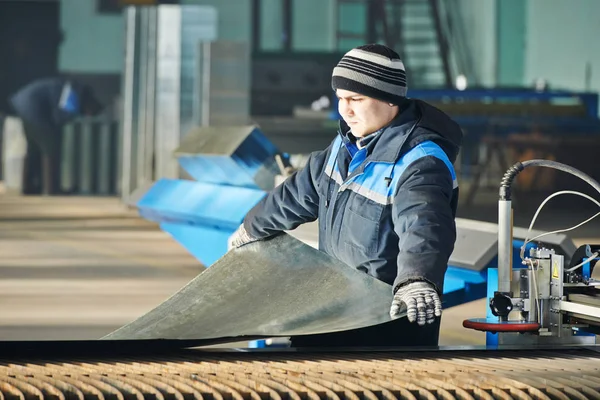 Промисловий працівник готує листовий метал для плазмового різання на майстерні — стокове фото