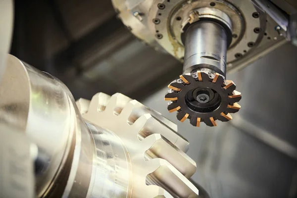 Roda dentada no processo de moagem do eixo. Usinagem de metal CNC industrial por moinho vertical — Fotografia de Stock