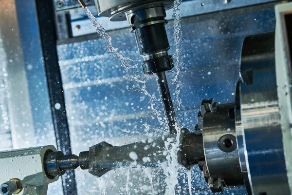 Öğütme metal işleme işlemi. Endüstriyel Cnc metal dikey değirmen tarafından işleme. Soğutma ve yağlama