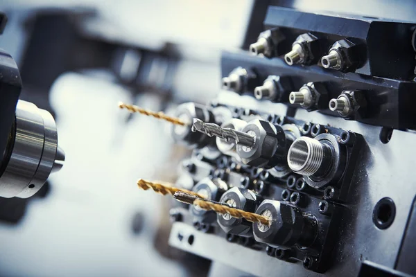 Set di utensili da taglio per la lavorazione o la lavorazione dei metalli su macchine CNC per la lavorazione dei metalli — Foto Stock