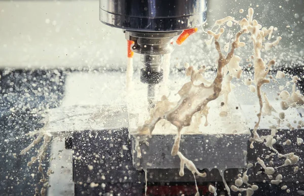 Öğütme metal işleme işlemi. Endüstriyel Cnc metal dikey değirmen tarafından işleme. Soğutma ve yağlama