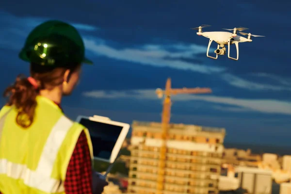 Drónellenőrzés. A drónnal repült építkezést ellenőrző üzemeltető — Stock Fotó