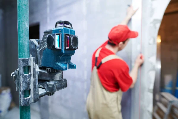 Medida del trabajador de renovación del hogar y marca por línea láser — Foto de Stock