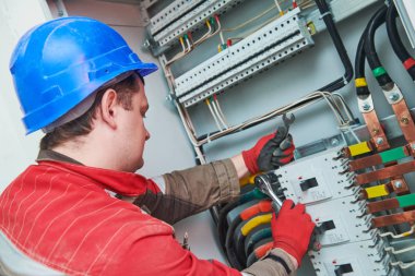 Elektrikçi bağlantı güç kablosunu