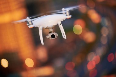 şehrin üzerinden hovering dijital fotoğraf makinesi ile quadcopter robot