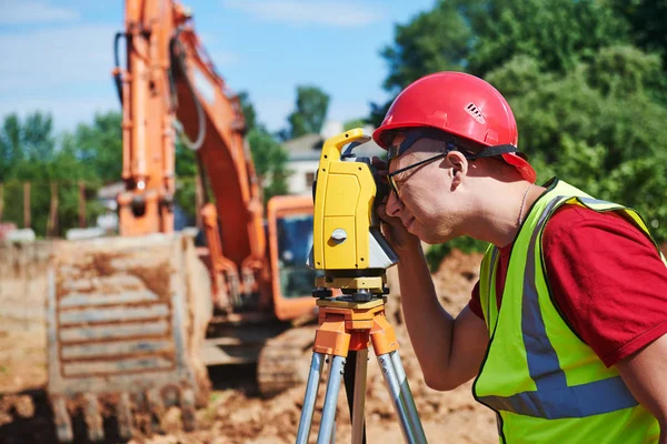 建設現場でのセオドライト測量労働者 — ストック写真