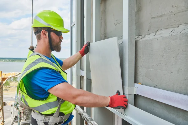 Constructor de fachada instalación de azulejos en la pared — Foto de Stock