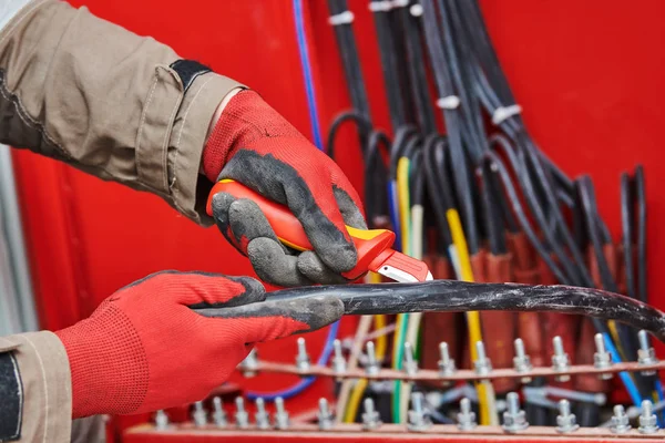 Elektricien snijden kabel isolatie met mes — Stockfoto