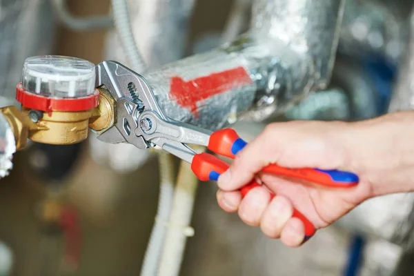 Klempnerhand mit Schraubenschlüssel — Stockfoto