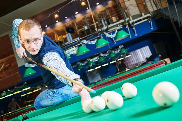 Man playing billiards in club — Stock Photo, Image