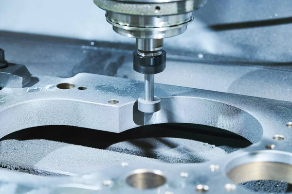 Moagem ou polimento de detalhes de metal na máquina CNC . — Fotografia de Stock