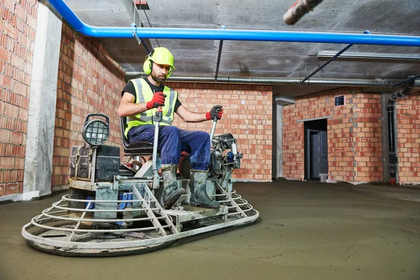 Planchers en béton. utilisant une machine à truelle électrique pour flotter en surface — Photo