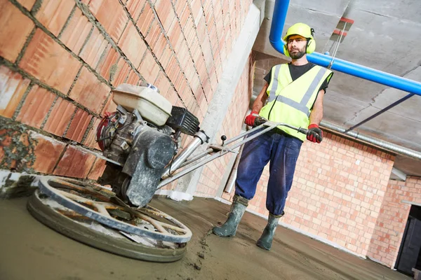 Betonggolv. med hjälp av gå-bakom power murslev maskin för surface flytande — Stockfoto