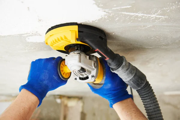 Concrete ceiling surface grinding by angle grinder machine — Stock Photo, Image