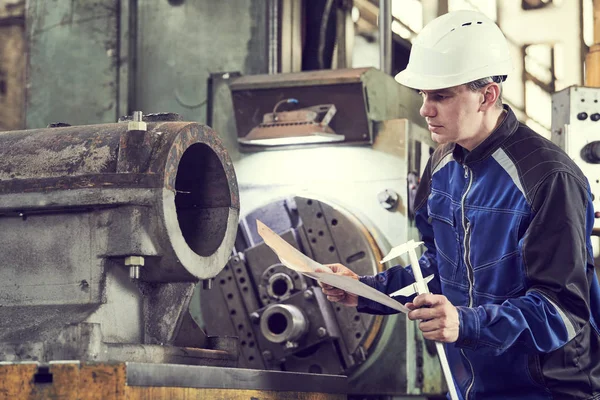 Glad prouction ingenjör på fabriken — Stockfoto