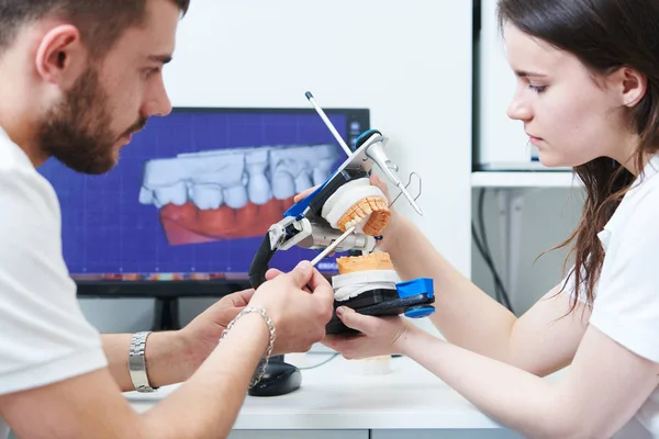 Modellazione 3d in laboratorio dentale con tecnico — Foto Stock