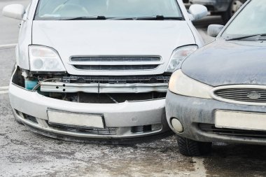 Sokakta araba kazası, şehirde çarpışmadan sonra hasar gören otomobiller