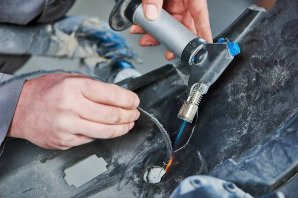 Reparatur beschädigter Auto-Kunststoff-Stoßstange — Stockfoto