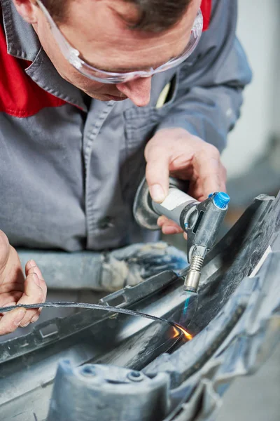 Reparatie van beschadigde auto auto kunststof bumper — Stockfoto