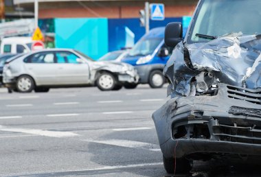 Sokakta araba kazası, şehirde çarpışmadan sonra hasar gören otomobiller