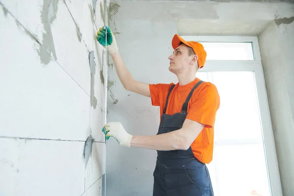 Gipser verlegen Estrich an Wand zum Verputzen — Stockfoto