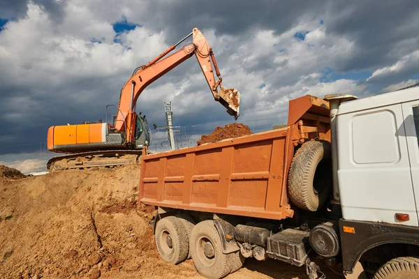 Máquina escavadeira carregador no local de construção — Fotografia de Stock