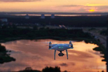 drone quadcopter günbatımında uçan dijital fotoğraf makinesi ile