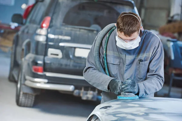 Otomobil tamircisi otomobil kaputunu öğütüyor — Stok fotoğraf